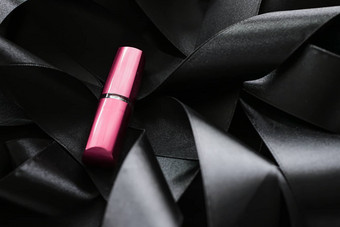 粉红色的口红<strong>黑色</strong>的<strong>丝绸背景</strong>奢侈品化妆漂亮的东西或人