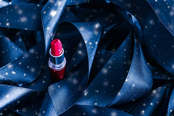 红色的口红蓝色的丝绸闪亮的闪闪发光的背景奢侈品