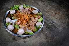泰国风格牛肉火锅蔬菜木背景