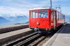 著名的电红色的旅游瑞士火车Rigi山瑞士人