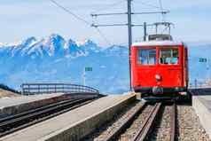 著名的电红色的旅游瑞士火车Rigi山瑞士人