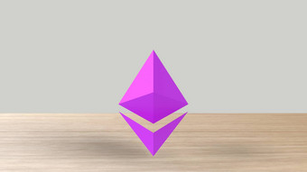 粉红色的ethereum黄金标志图标木表格白色背景渲染孤立的插图cryptocurrency加密业务管理风险钱现金增长银行银行金融象征