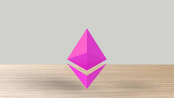 紫色的ethereum黄金标志图标木表格白色背景渲染孤立的插图cryptocurrency加密业务管理<strong>风险</strong>钱现金增长<strong>银行银行</strong>金融象征