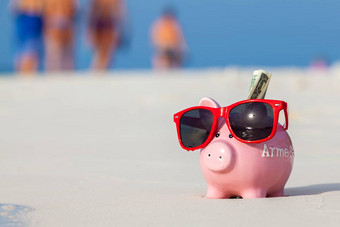 粉红色的猪Moneybox红色的太阳镜海滩