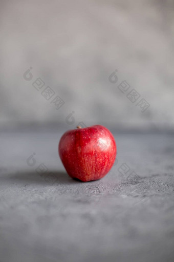 成熟的花园红色的<strong>苹果灰色</strong>的混凝土