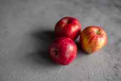 成熟的花园红色的苹果灰色的混凝土