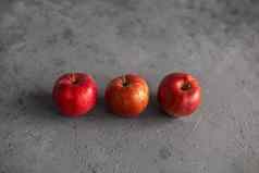 成熟的花园红色的苹果灰色的混凝土
