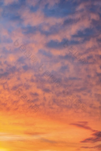 美丽的色彩斑斓的日落云丹麦