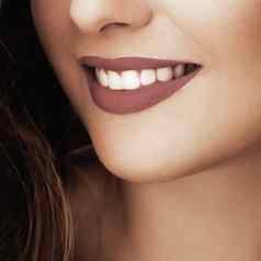快乐健康的女微笑完美的自然白色牙齿bea