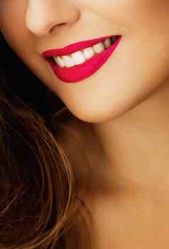快乐的健康的女微笑完美的自然白色牙齿