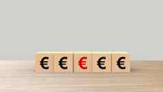 欧元标志象征词木多维数据集表格水平灰色的光背景模拟模板横幅复制空间文本风险管理业务金融投资经济银行