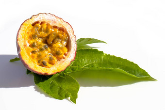 maracuja减少一半叶白色背景激情水果黄色的水果汁种子