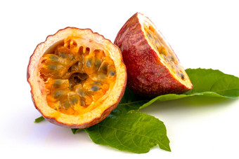 maracuja减少一半叶白色背景<strong>激情</strong>水果黄色的水果汁种子