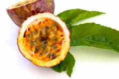 maracuja减少一半叶白色背景激情水果黄色的水果汁种子