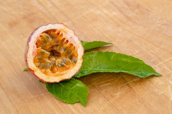 maracuja减少一半叶木背景激情水果水果黄色的汁种子