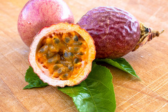 maracuja减少一半叶木背景<strong>激情</strong>水果水果黄色的汁种子