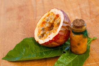 maracuja减少一半瓶瓶叶木背景激情水果水果汁黄色的种子
