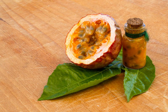 maracuja减少一半瓶瓶叶木背景<strong>激情</strong>水果水果汁黄色的种子