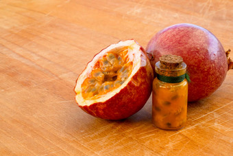 maracuja减少一半瓶瓶叶木背景激情水果水果汁黄色的种子