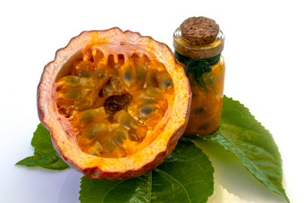 maracuja减少一半瓶瓶叶木背景<strong>激情</strong>水果水果汁黄色的种子