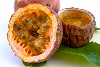 maracuja减少一半小玻璃容器皮水果叶白色背景<strong>激情</strong>水果黄色的水果汁种子