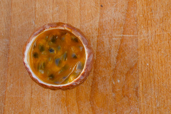 maracuja减少一半小玻璃容器皮水果木勺子叶木背景<strong>激情</strong>水果水果黄色的汁种子