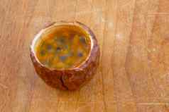 maracuja减少一半小玻璃容器皮水果木勺子叶木背景激情水果水果黄色的汁种子