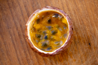 maracuja减少一半小玻璃容器皮水果木勺子叶木背景激情水果水果黄色的汁种子