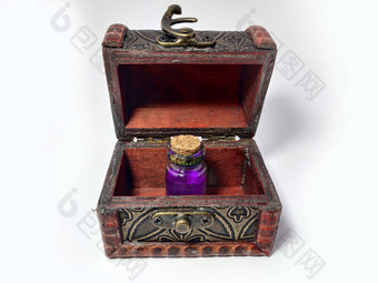 木胸部药水紫罗兰色的宝棺材孤立的白色背景炼金术集烧瓶小玻璃瓶彩色的液体游戏角色玩魔法药水