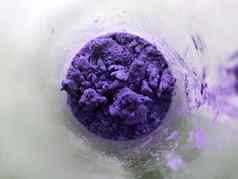 紫罗兰色的粉玻璃杯碗成分关闭彩色的颗粒透明的容器魔法幻想粉炼金术元素前视图