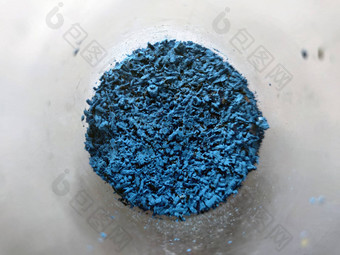 蓝色的粉玻璃杯碗成分关闭彩色的颗粒透明的容器魔法幻想粉炼金术元素前视图