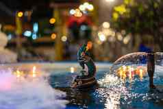龙雕像水晚上