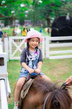 女孩学习骑马