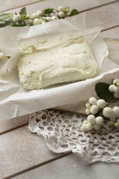 白色自制的奶酪传统的牛奶奶油乳制品产品古董木董事会乡村风格