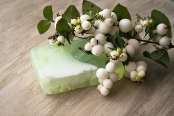 手工制作的透明的绿色肥皂手工制作的肥皂首页使肥皂白色浆果有机自制的化妆品手工制作的肥皂概念