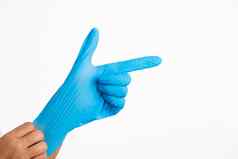 女人穿手蓝色的橡胶手套指出手指西格