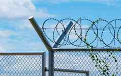监狱安全栅栏有倒钩的线安全栅栏剃须刀线