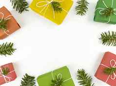 圣诞节平躺复制空间中间假期明信片冷杉树分支机构礼物盒子白色背景
