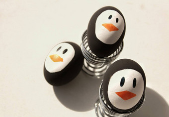 企鹅复活节鸡蛋金属蛋杯白色背景