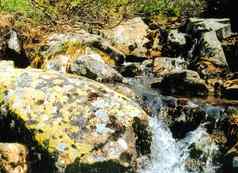 山河流水运行岩石