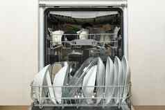 脏菜开放集成洗碗机开放洗碗机脏菜内部洗完整的加载洗碗机准备好了洗