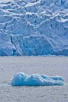 深蓝色的冰川艾伯特土地北极斯瓦尔巴特群岛挪威