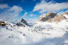 白云石山脉冬天山滑雪度假胜地