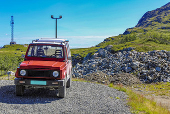 红色的车辆山前hemsedal挪威