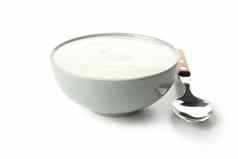 碗酸奶油酸奶勺子孤立的白色背景