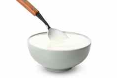 碗酸奶油酸奶勺子孤立的白色背景