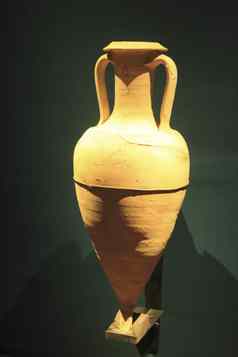 希腊斜体双耳瓶表现出考古博物馆