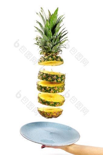 <strong>菠萝</strong>新鲜的<strong>菠萝菠萝</strong>切片漂浮空气概念夏天情绪白色背景隔离热带水果