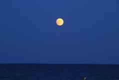 利坎特海滩黄昏完整的月亮
