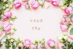 登记木块爱框架精致的白色粉红色的玫瑰真造口光粉红色的背景布局